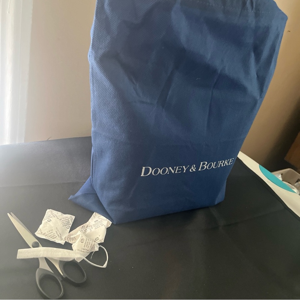 Dooney & Bourke Brand New handbag cross body sample bag. One of a kind. - Picture 10 of 12